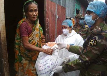 ফতুল্লায় হতদরিদ্রের ঘরে থাদ্য সামগ্রী নিয়ে হাজির সেনাবাহিনি