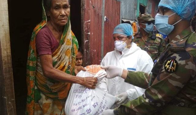 ফতুল্লায় হতদরিদ্রের ঘরে থাদ্য সামগ্রী নিয়ে হাজির সেনাবাহিনি