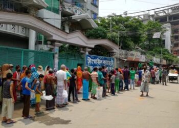 এক হাজার পরিবারকে সবজী বিতরণ করলেন টিম খোরশেদ-১৩ ও টাইম টু গিভ