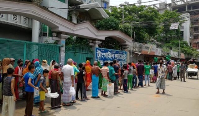 এক হাজার পরিবারকে সবজী বিতরণ করলেন টিম খোরশেদ-১৩ ও টাইম টু গিভ