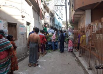 টিম খোরশেদ-১৩ ও টাইম টু গিভ’র বিনামূল্যে সবজী বিতরণের ৬ষ্ঠ দিন