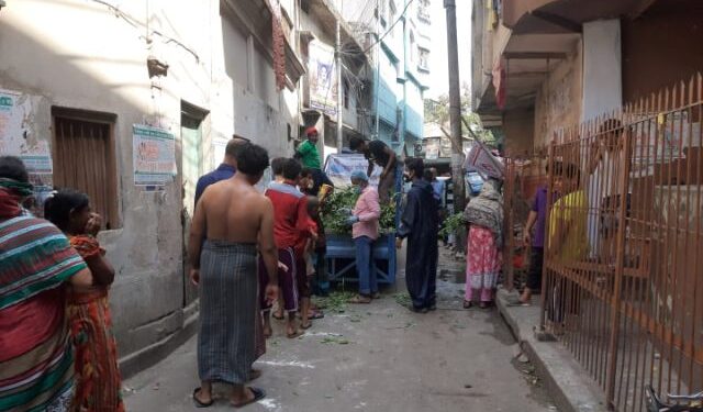 টিম খোরশেদ-১৩ ও টাইম টু গিভ’র বিনামূল্যে সবজী বিতরণের ৬ষ্ঠ দিন