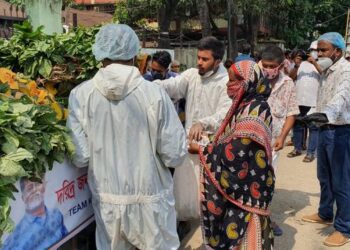 ৫ম দিনেও সবজি বিতরণ করলেন টিম খোরশেদ-১৩ ও টাইম টু গিভ