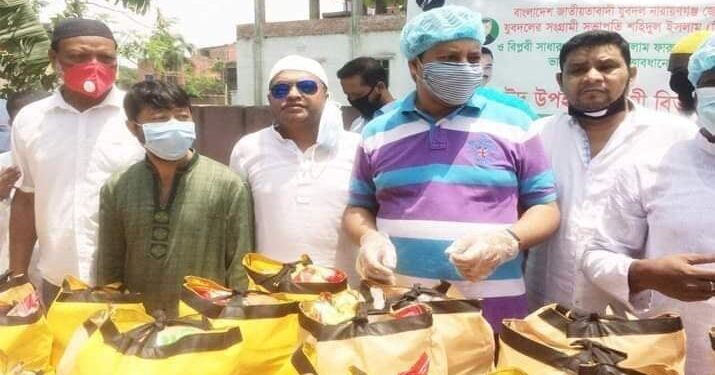 ফতুল্লায় জেলা যুবদলের ঈদ উপহার সামগ্রী বিতরণ
