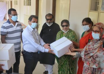 ডাক্তার নার্সদের জন্য উপহার সামগ্রী নিয়ে নার্সদের আবাসন স্থলে নাসরিন ওসমান