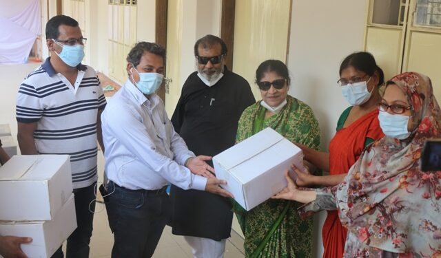 ডাক্তার নার্সদের জন্য উপহার সামগ্রী নিয়ে নার্সদের আবাসন স্থলে নাসরিন ওসমান