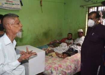 প্রতিবন্ধীর যুবকের আবেদনে সহযোগীতা নিয়ে বাসায় উপস্থিত সেলিম ওসমান