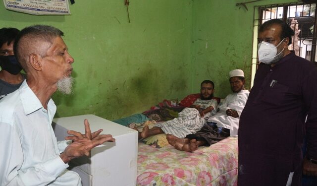 প্রতিবন্ধীর যুবকের আবেদনে সহযোগীতা নিয়ে বাসায় উপস্থিত সেলিম ওসমান