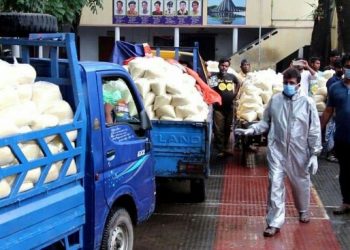 ওয়ার্ডবাসীর ঘরে ঘরে খাদ্য পৌছে দিতে কাজ করছেন কাউন্সিলর বাবু