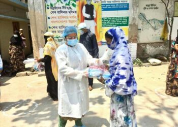 ৫০৩ মায়ের হাতে শিশুর খাবার তুলে  দিলেন ইউএনও নাহিদা বারিক