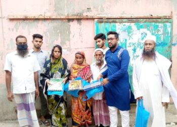 শরীফুলের নির্দেশে অসহায়দের মাঝে ছাত্রলীগ নেতা শাওনের লুঙ্গি ও কাপড় বিতরণ