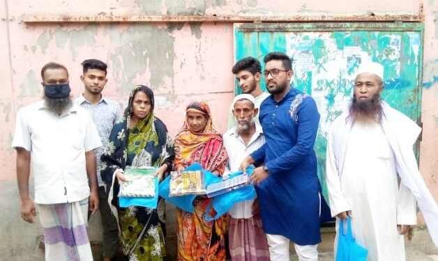 শরীফুলের নির্দেশে অসহায়দের মাঝে ছাত্রলীগ নেতা শাওনের লুঙ্গি ও কাপড় বিতরণ