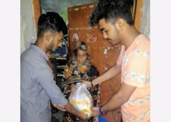 ফতুল্লায় অসহায়দের বাড়িতে ঈদ উপহার নিয়ে হাজির মুক্তিযুদ্ধ মঞ্চের নেতৃবৃন্দ