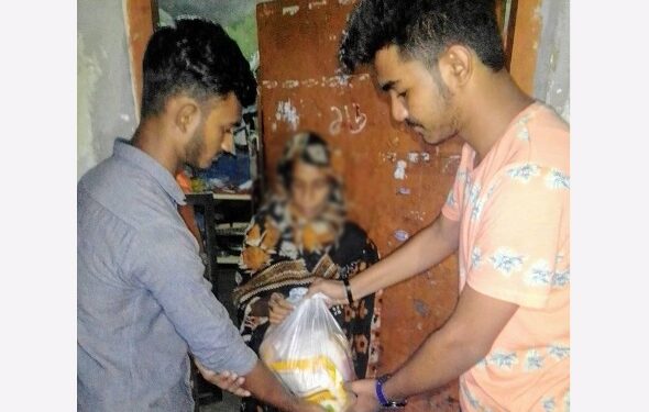 ফতুল্লায় অসহায়দের বাড়িতে ঈদ উপহার নিয়ে হাজির মুক্তিযুদ্ধ মঞ্চের নেতৃবৃন্দ