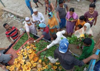 টিম খোরশেদ-১৩ ও টাইম টু গিভ’র বিনামূল্যে সবজী বিতরণের ৭ম দিন