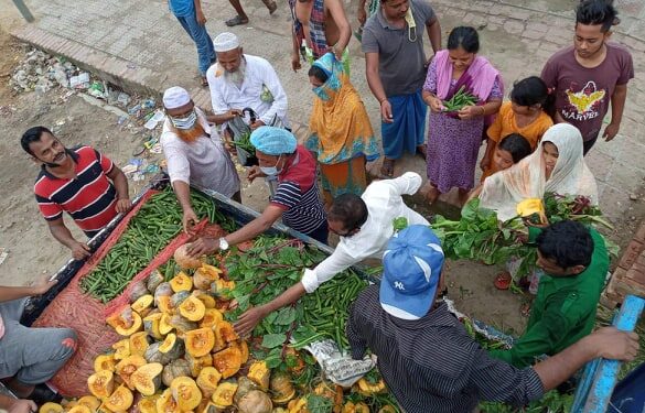টিম খোরশেদ-১৩ ও টাইম টু গিভ’র বিনামূল্যে সবজী বিতরণের ৭ম দিন