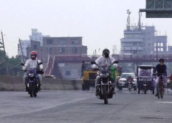 নানা অজুহাতে অবাধে ঢাকা-নারায়ণগঞ্জে প্রবেশ ও বের হচ্ছে সাধারণ মানুষ