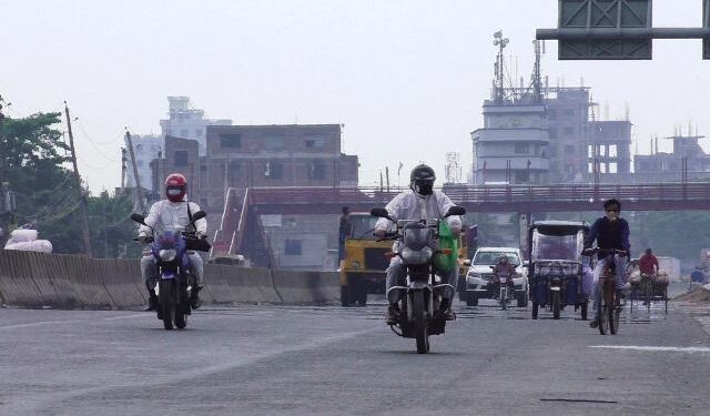 নানা অজুহাতে অবাধে ঢাকা-নারায়ণগঞ্জে প্রবেশ ও বের হচ্ছে সাধারণ মানুষ