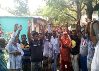 বন্দরে ত্রাণের দাবিতে সড়ক অবরোধ করে মানববন্ধন ও বিক্ষোভ করেন ত্রাণবঞ্চিতরা