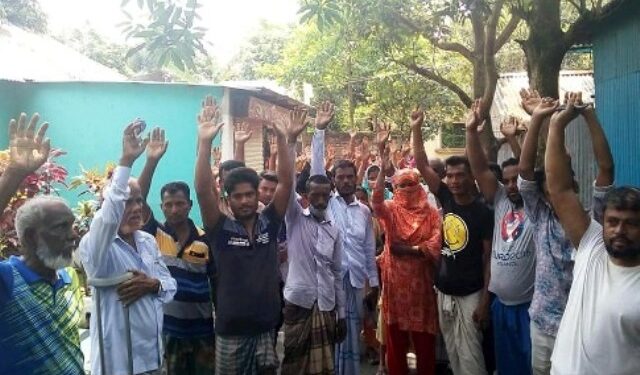 বন্দরে ত্রাণের দাবিতে সড়ক অবরোধ করে মানববন্ধন ও বিক্ষোভ করেন ত্রাণবঞ্চিতরা