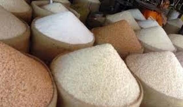 গোগনগর ও আলীরটেক ইউনিয়নে পৌছালে নাসরিন ওসমানের দেওয়া চাল ডাল