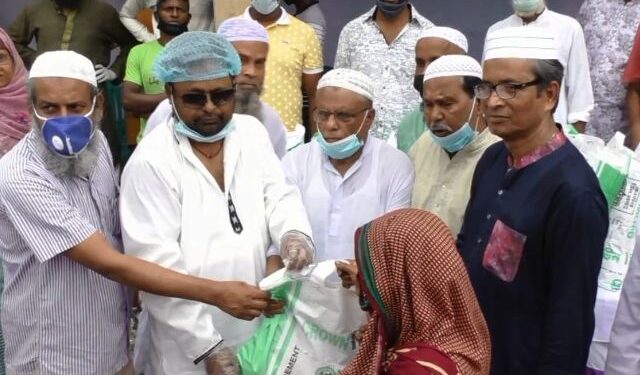 করোনা মহামারীতে অসহায়দের খাদ্য সহায়তায় কাজ করছেন যুবলীগ নেতা ইব্রাহীম মোল্লা