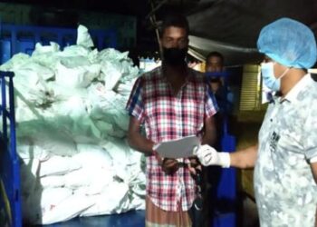 বারাদীর অসহায় হিন্দুদের মাঝে পৌছে গেল এমপি খোকার খাদ্য সামগ্রী