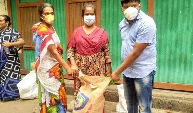 হিজরাদের মানবিক খাদ্য সহায়তায় এগিয়ে এলেন মুন্সিগঞ্জ যুবলীগ