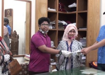 হৃদরোগীর দুই শিশু সন্তান জমানো টাকা দান করলো ত্রান তহবিলে