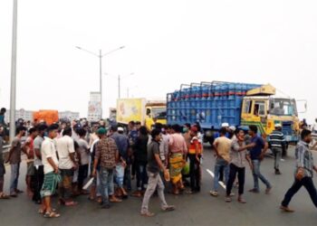 ত্রাণের দাবীতে পরিবহন শ্রমিকদের ঢাকা-চট্টগ্রাম মহাসড়ক অবরোধ