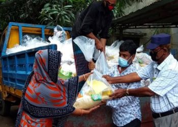 লিপি ওসমানের খাদ্য সামগ্রী ১২’শ পরিবারের মাঝে পৌছে দিলেন দেলোয়ার