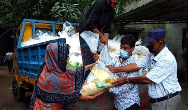 লিপি ওসমানের খাদ্য সামগ্রী ১২’শ পরিবারের মাঝে পৌছে দিলেন দেলোয়ার