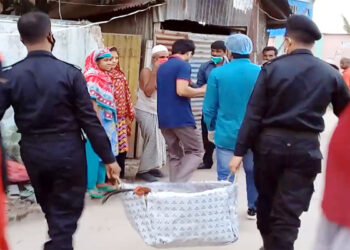 দুই প্রতিবন্ধীর বাড়িতে ১৫ দিনের খাদ্য সামগ্রী পৌছে দিলেন র‌্যাব-১১