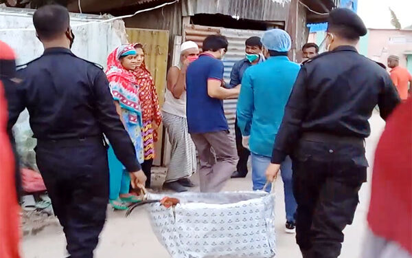 দুই প্রতিবন্ধীর বাড়িতে ১৫ দিনের খাদ্য সামগ্রী পৌছে দিলেন র‌্যাব-১১