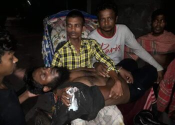 বন্দরে বিস্ফোরনের ঘটনায় ৪তলা ভবনের দেয়াল ভেঙ্গে পরায় এলাকাবাসীর মাঝে আতংক