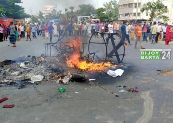 রুপগঞ্জে বকেয়া বেতনের দাবিতে অন্তিম কারখানার শ্রমিকদের বিক্ষোভ