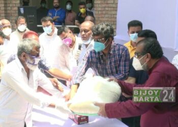 ২৭’শ পরিবারকে ৫৪ হাজার কেজি চাল বিতরন করলেন সেলিম ওসমান
