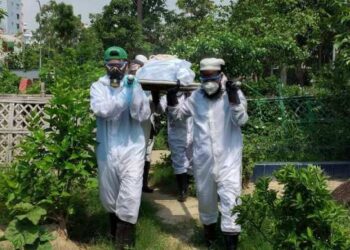 তোলারাম কলেজের সাবেক প্রিন্সপালের লাশ দাফন করলেন কাউন্সিলর খোরশেদের দাফন টিম