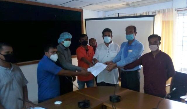 শোভন গার্মেন্টসের ছাঁটাইকৃত শ্রমিকদের চাকরিতে পুনর্বহালের দাবিতে স্মারকলিপি