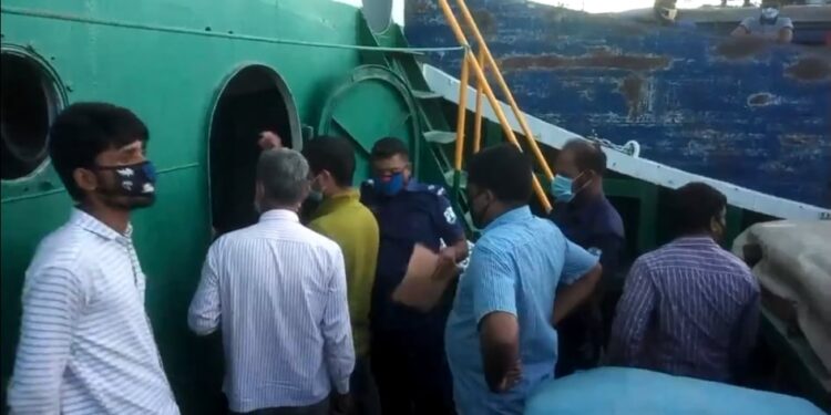 সিদ্ধিরগঞ্জে জাহাজের ভিতরে শ্রমিকের জুলন্ত লাশ উদ্ধার