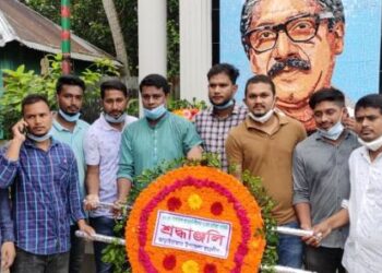 আ’লীগের প্রতিষ্ঠা বার্ষিকীতে বঙ্গবন্ধুর প্রতিকৃতিতে আড়াইহাজার ছাত্রলীগের পুষ্পস্তবক অর্পণ