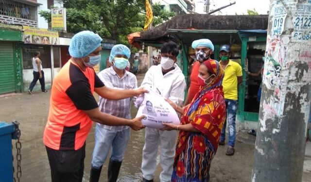 ৩য় দফায় ১৮০০ পরিবারকে খাদ্য উপহার পৌছে দিয়েছেন কাউন্সিলর খোরশেদ