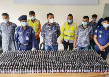 সিদ্ধিরগঞ্জে বস্তা থেকে ১ হাজার বোতল ফেন্সিডিল উদ্ধারঃ স্বামী স্ত্রী সহ গ্রেফতার ৩