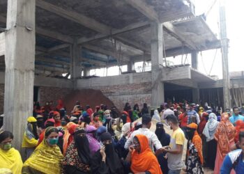 সিদ্ধিরগঞ্জে  শ্রমিকদের কাজে না নেওয়ায় শ্রমিক বিক্ষোভ