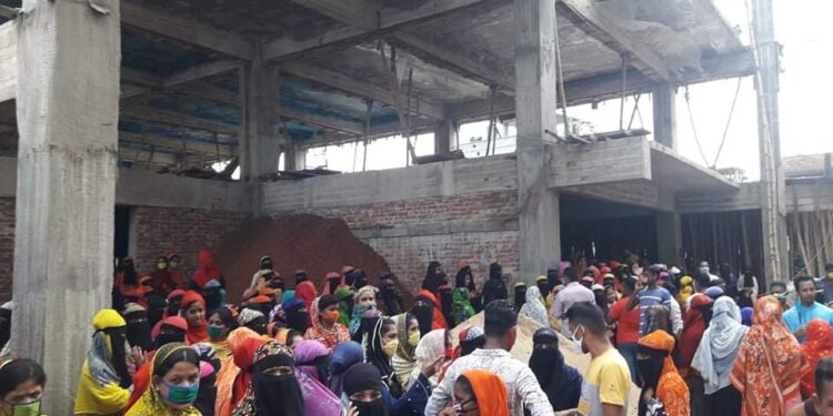 সিদ্ধিরগঞ্জে  শ্রমিকদের কাজে না নেওয়ায় শ্রমিক বিক্ষোভ