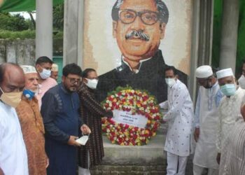 বন্দরে বঙ্গবন্ধু’র প্রতিকৃতিতে পুষ্পার্ঘ্য অর্পণের মাধ্যমে আ’লীগের প্রতিষ্ঠাবার্ষিকী পালণ