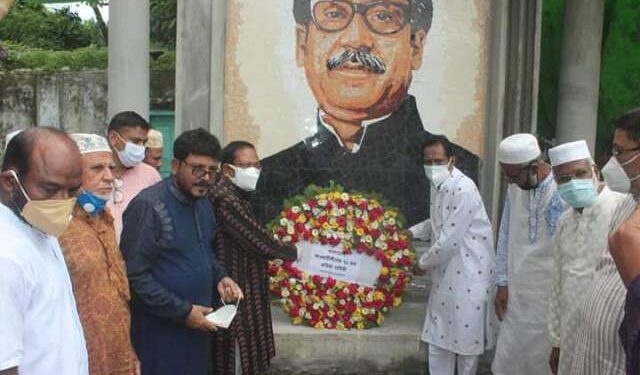 বন্দরে বঙ্গবন্ধু’র প্রতিকৃতিতে পুষ্পার্ঘ্য অর্পণের মাধ্যমে আ’লীগের প্রতিষ্ঠাবার্ষিকী পালণ