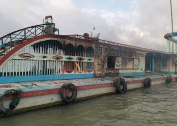 আড়াইহাজার এসে ড্রেজিং করায় কুমিল্লার দুই ড্রেজারে এলাকাবাসীর আগুন