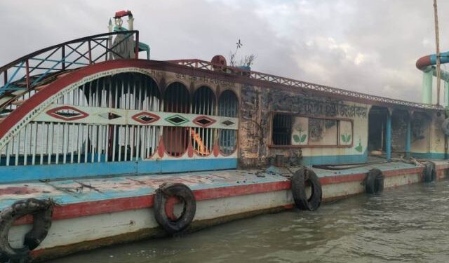 আড়াইহাজার এসে ড্রেজিং করায় কুমিল্লার দুই ড্রেজারে এলাকাবাসীর আগুন