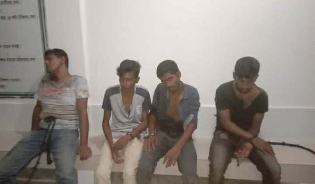 বন্দর ডাকাতির প্রস্তুতিকালে ধারালো অস্ত্রসহ ৪ ডাকাত আটক